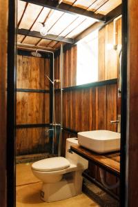 Phòng tắm tại Villa Đảo Hoa Vàng Cam Ranh - Venuestay