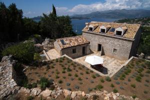 - une vue aérienne sur une maison en pierre avec un toit dans l'établissement Villa Lopud In Dubrovnik, à Lopud