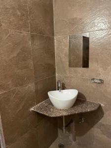 焦特布爾的住宿－Corsican Haveli，一间带水槽和镜子的浴室