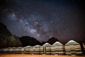 Une nuit étoilée avec la voie laiteuse dans le ciel dans l'établissement Desert Moon Camp, à Wadi Rum