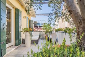 patio z kanapą i roślinami w obiekcie Colleoni Apartment with 2 Superb Terraces w Wenecji