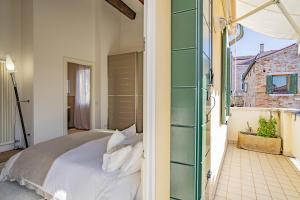 a bedroom with a bed and a balcony at Colleoni Terrace in Venice