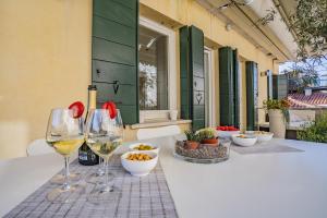 stół z dwoma kieliszkami do wina i miskami z jedzeniem w obiekcie Colleoni Apartment with 2 Superb Terraces w Wenecji
