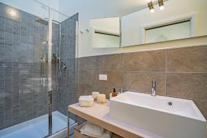 łazienka z umywalką i prysznicem w obiekcie Colleoni Apartment with 2 Superb Terraces w Wenecji +27 zdjęć