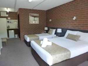 Un pat sau paturi într-o cameră la Healesville Motor Inn