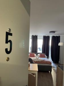 - une chambre avec un lit au numéro sur le mur dans l'établissement Central Cosy Apartment in Cologne, à Cologne