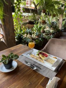 uma mesa com um prato de comida e um copo de sumo de laranja em Massala Beach Resort, Lda em Vila Praia do Bilene