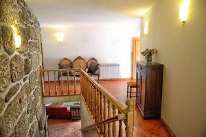 LamelasCasa de Barreiros Camélias de Basto的一间设有楼梯和石墙的房间 更多85张照片