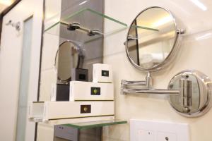 uma casa de banho com um espelho e um lavatório em The One Hotel em Aurangabad