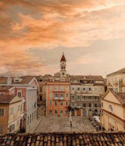 Nespecifikovaný výhled na destinaci Korfu nebo výhled na město při pohledu z apartmánu