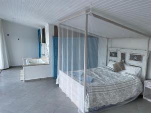 1 dormitorio con cama con dosel en una habitación en Villa kaplumba, en Dalyan