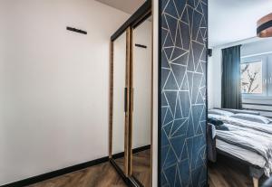una camera con specchio e letto di Hexagon Studio a Breslavia