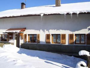 een huis met sneeuw erop bij La Tour in Combloux