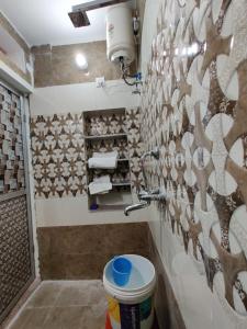 bagno con servizi igienici e parete piastrellata di Varah Square Guest House a Pushkar