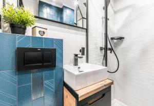 un bagno con lavandino e doccia di Hexagon Studio a Breslavia