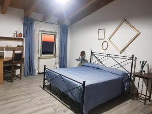 1 dormitorio con cama, escritorio y ventana en Nottola B&B en Ladispoli
