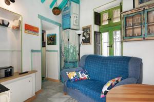 - un salon avec un canapé bleu et une table dans l'établissement Casa Lola, à Vejer de la Frontera