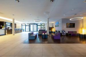 The lobby or reception area at Messe & Airport Hotel Stuttgart