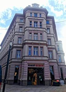 duży budynek z zegarem na górze w obiekcie GRYF Apartamenty Holiday Family w Szczecinie