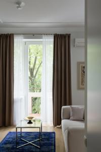 Posezení v ubytování Design Studio Apartment with Balcony by Domvia