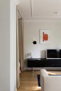 TV a/nebo společenská místnost v ubytování Design Studio Apartment with Balcony by Domvia