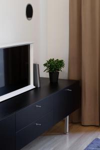 TV a/nebo společenská místnost v ubytování Design Studio Apartment with Balcony by Domvia