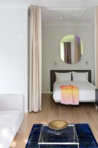 Un ou plusieurs lits dans un hébergement de l'établissement Design Studio Apartment with Balcony by Hostlovers
