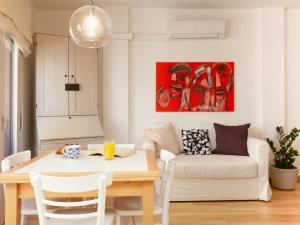 een woonkamer met een tafel en een bank bij LETS HOLIDAYS Attractive apartment in costa brava in Tossa de Mar