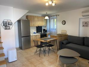Η κουζίνα ή μικρή κουζίνα στο Romantic maisonette in the heart of Pythagoreio RH door +6 φωτογραφίες