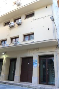 un edificio con dos puertas y ventanas de garaje en Residence Ideal, en Alcamo