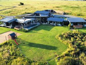 DeneysvilleLetlapa Metsi的地面上大房子的空中景观