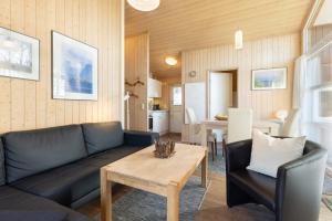 ein Wohnzimmer mit einem Sofa und einem Tisch in der Unterkunft Hof Ruhleben Haus Muschelsucher in Pelzerhaken