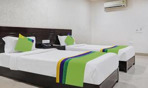 two beds in a hotel room with sidx sidx sidx at Treebo Trend Elite City Upper Bazar in Rānchī