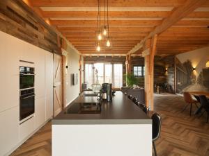 a kitchen with a counter top in a room at Dutchen Erfgoedpark De Hoop Vakantiewoningen in Uitgeest