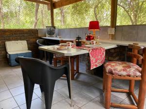 eine Küche mit Tisch und Stühlen in einem Zimmer in der Unterkunft Uccellohouse in Marloth Park