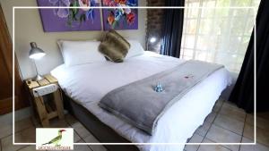 ein Bett mit einer Decke darauf in einem Schlafzimmer in der Unterkunft Uccellohouse in Marloth Park + 12 Fotos