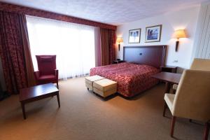 une chambre d'hôtel avec un lit et une fenêtre dans l'établissement Hotel Meyer, à Bergen aan Zee