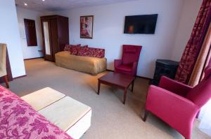 - un salon avec un canapé et deux chaises dans l'établissement Hotel Meyer, à Bergen aan Zee