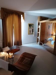 ein Wohnzimmer mit einem Bett und ein Zimmer mit einer Badewanne in der Unterkunft Hotel In Sylvis in Sesto al Reghena