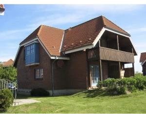 brązowy dom z brązowym dachem w obiekcie Ferienwohnung-Starkwind w mieście Lemkenhafen auf Fehmarn