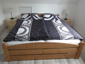 uma cama com almofadas pretas e brancas em Ferienwohnung Hansen in Hafennähe em Kappeln