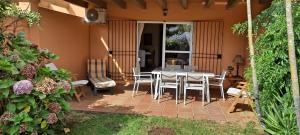 patio con tavolo e sedie di UNIFAMILIAR 3 D.NOVO SANCTI PETRI a Chiclana de la Frontera