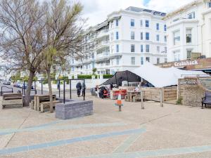 ein Zelt auf einem Bürgersteig vor einem Gebäude in der Unterkunft Seashell Cottage - Worthing in Worthing