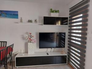Telewizja i/lub zestaw kina domowego w obiekcie Bungalow Alkabir Playa
