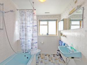 Un baño de Sea Breeze, Selsey 19 fotos más