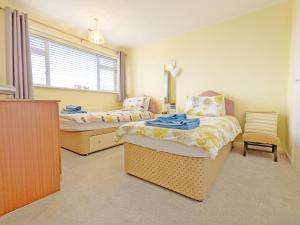 מיטה או מיטות בחדר ב-Sea Breeze, Selsey