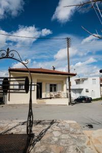 Pómbia的住宿－Kreta House，街道前有雕像的建筑