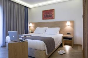 Ένα ή περισσότερα κρεβάτια σε δωμάτιο στο Golden Age Athens Hotel