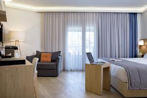 Ένα ή περισσότερα κρεβάτια σε δωμάτιο στο Golden Age Athens Hotel