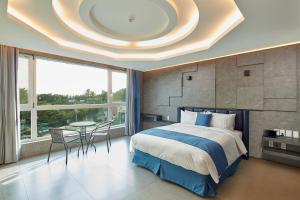 Postel nebo postele na pokoji v ubytování Elren Hotel Jeju